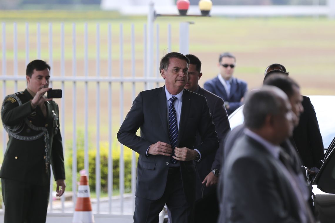 José Cruz/Agência Brasil O presidente Jair Bolsonaro e o ministro do Meio Ambiente, Ricardo Salles recebem cumprimentos de turistas na entrada do Palácio da Alvorada.