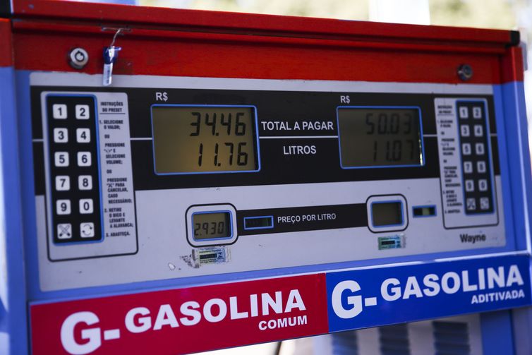 Posto de combustíveis do DF vende gasolina com desconto no Dia de Liberdade de Impostos.