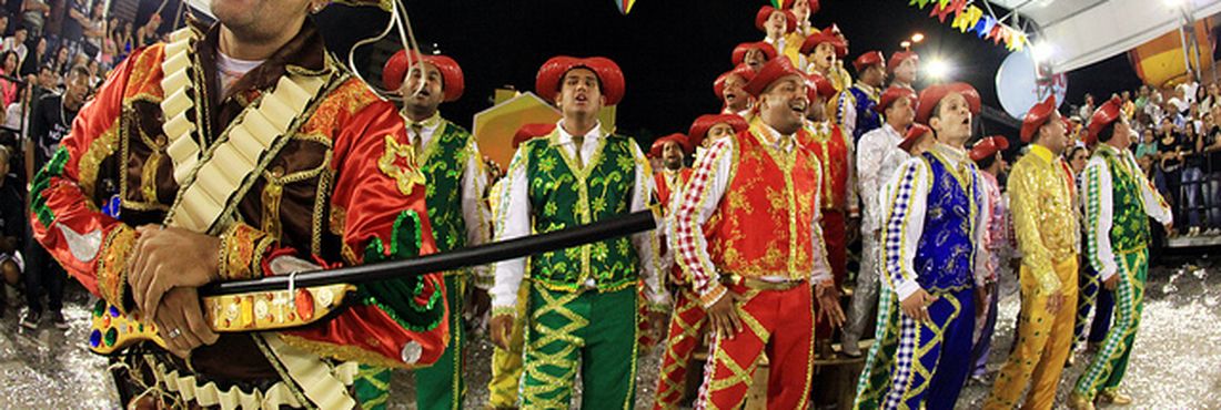 Quadrilhas estilizadas 5 Até os músicos e cantores são caracterizados a rigor