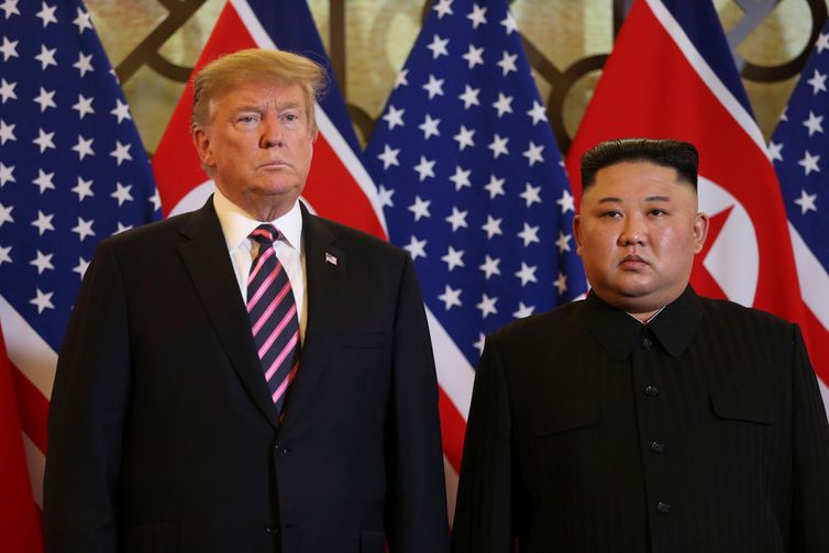 O presidente dos EUA, Donald Trump, e o líder norte-coreano, Kim Jong Un, posam antes da reunião durante a segunda cúpula dos EUA-Coreia do Norte no Hotel Metropole, em Hanói, Vietnã, 27 de fevereiro de 2019. REUTERS / Leah Millis