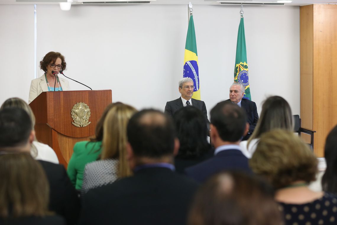 Valter Campanato/Agência Brasil Brasília - O ministro da Secretaria de Governo, Antonio Imbassahy, o presidente Michel Temer e a secretária especial de Políticas para as Mulheres, Fátima Pelaes, durante assinatura do decreto de criação da Rede Brasil Mulher (Valter