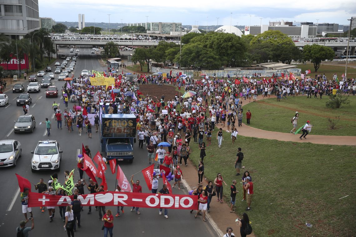 José Cruz/Agência Brasil Manifestantes fazem passeata em defesa da democracia e contra Bolsonaro, em Brasília.