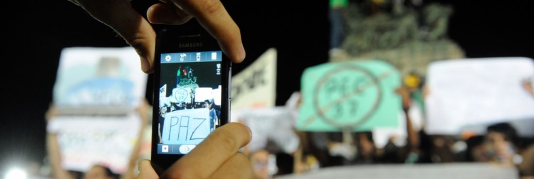 Manifestação em Niterói 11 Manifestantes de Niterói protestam contra aumento de tarifas transporte, os recursos aplicados na Copa e Olimpíadas e pedindo melhoras na saúde e educação