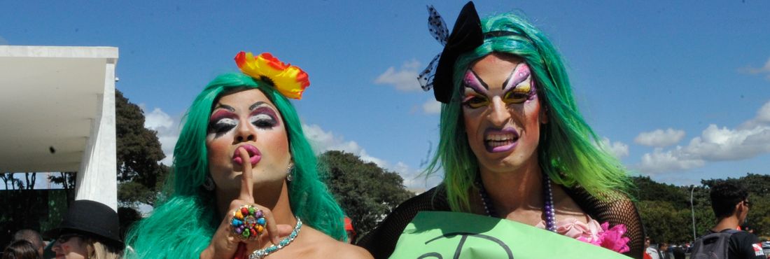 4ª Marcha Nacional contra a Homofobia A expectativa é que a manifestação prossiga até o início da tarde, quando as delegações retornam aos seus estados. Os movimentos estimam a presença de 3 mil pessoas.