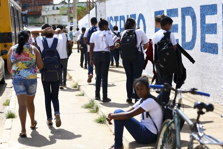 Alunos saindo de escola na Estrutural, no Distrito Federal