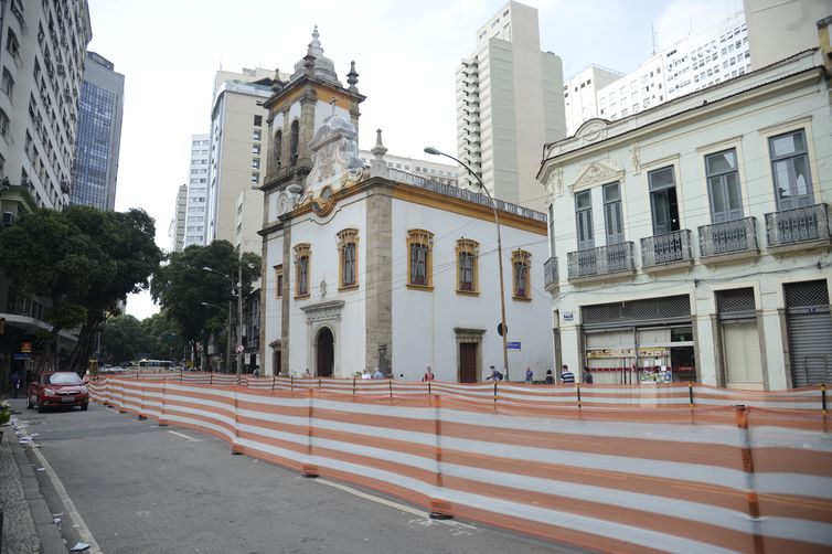 EscavaÃ§Ãµes para construÃ§Ã£o dos trilhos do VLT encontram achados arqueolÃ³gicos que pode ser do CemitÃ©rio de Pretos Novos do Largo de Santa Rita, no centro do Rio de Janeiro. 
