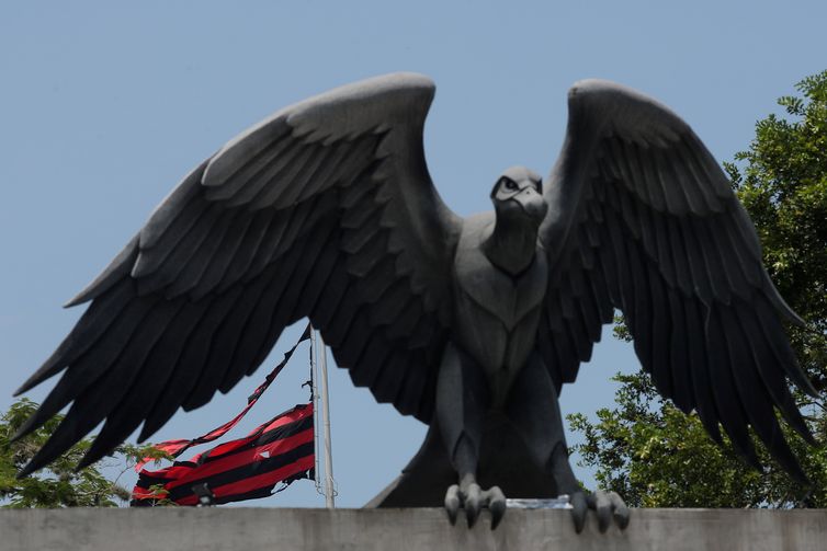 Centro de treinamento presidente George Helal, conhecido com Ninho do Urubu, é utilizado pela equipe de futebol do Flamengo. Foto da bandeira destruÃda depois de um incêndio.