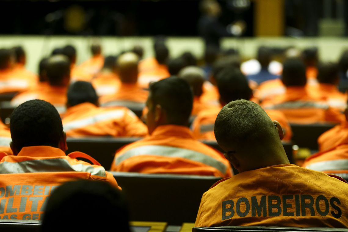 Marcelo Camargo/Agência Brasil Câmara dos deputados realiza sessão Solene em homenagem às vítimas, aos militares do Corpo de Bombeiros de Minas Gerais e demais profissionais que socorreram e resgataram as vítimas do Desastre de Brumadinho- MG