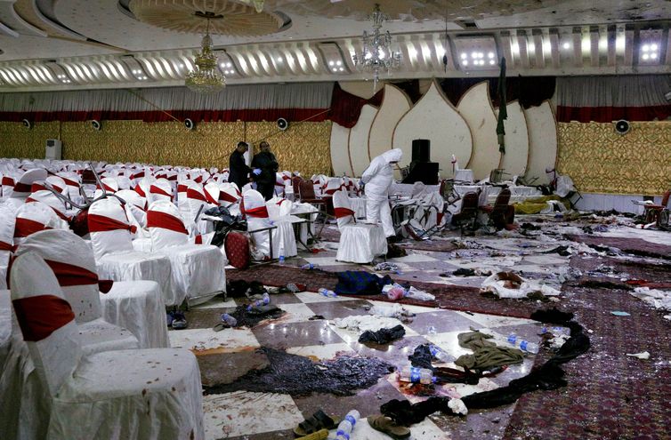 KAB01. KABUL (AFGANISTÁN), 21/11/2018.- Miembros de las fuerzas de seguridad afganas inspeccionan hoy, 21 de noviembre de 2018, el salón de bodas escenario del atentado suicida perpetrado ayer en Kabul (Afganistán). Un atentado suicida contra
