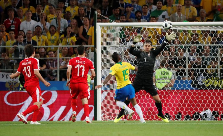 Copa 2018: Brasil e SÃ©rvia. Paulinho, do Brasil, marca o primeiro gol da equipe.