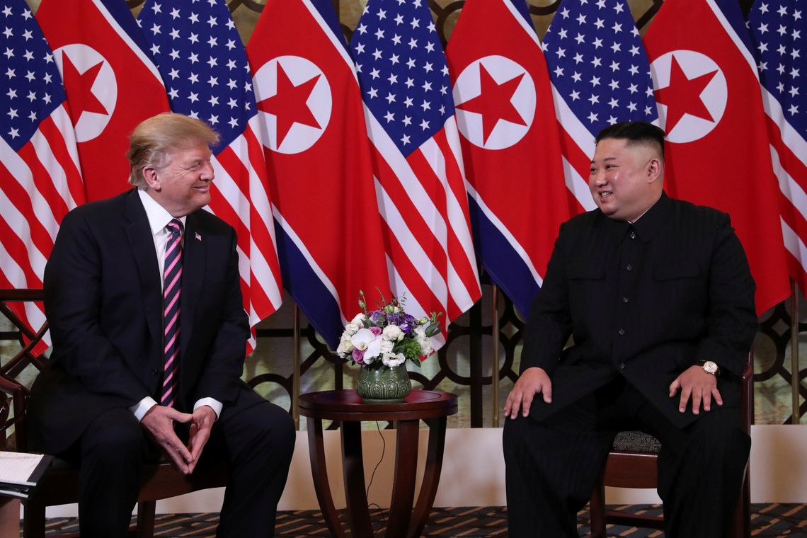 O presidente dos EUA, Donald Trump, e o lÃ­der norte-coreano, Kim Jong Un, posam antes da reuniÃ£o durante a segunda cÃºpula dos EUA-Coreia do Norte no Hotel Metropole, em HanÃ³i, VietnÃ£, 27 de fevereiro de 2019. REUTERS / Leah Millis