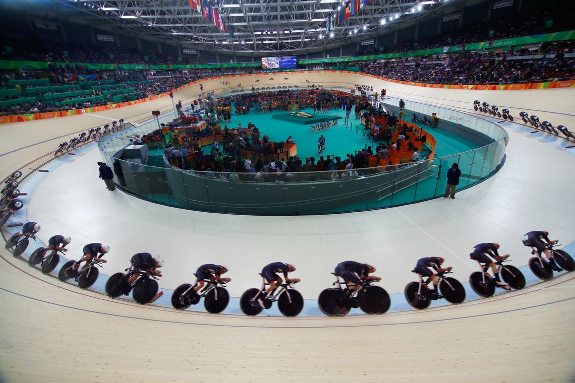 Fernando Frazão/Agência Brasil Rio de Janeiro - Foto de múltipla exposição mostra a final da perseguição por equipes feminina de ciclismo, em que a Grã-Bretanha venceu os Estados Unidos e levou medalha de ouro no Velódromo dos Jogos Rio 2016, no Parque Olímpico.