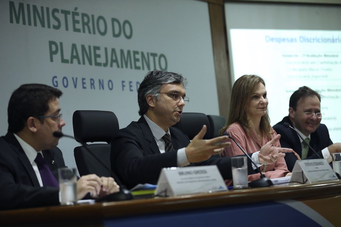 José Cruz/Agência Brasil O ministro do Planejamento, Desenvolvimento e Gestão, Esteves Colnago, durante entrevista coletiva, no ministério.