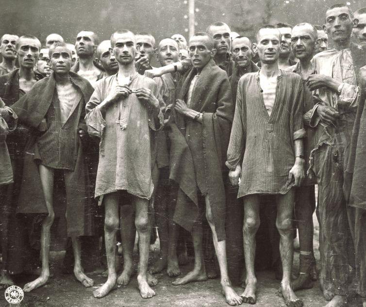 Muzeum Auschwitz-Birkenau/Direitos Reservados© Judeus eram mantidos para trabalhos forçados. Antes mesmo da execução, muitos morriam de fome ou de doenças contagiosas dentro dos campos de concentração.