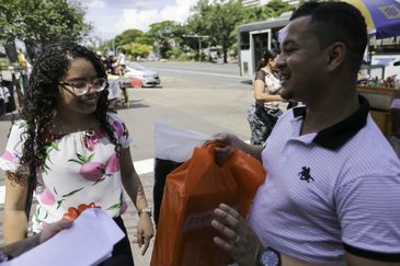 População fala sobre compras de Natal. Na foto, Ligia Kauana e Erick Suares