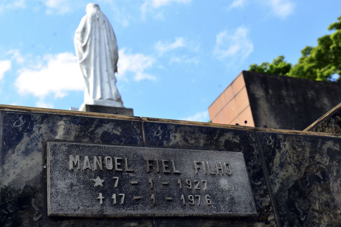 Rovena Rosa/Agência Brasil São Paulo - Lápide do metalúrgico Manoel Fiel Filho, militante político torturado e morto durante a ditadura civil-militar, no Cemitério Quarta Parada, em São Paulo (Rovena Rosa/Agência Brasil)