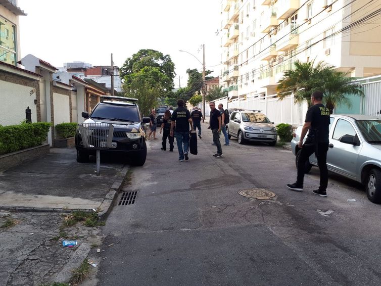 Operação da Polícia Federal no Rio contra fraudes no INSS