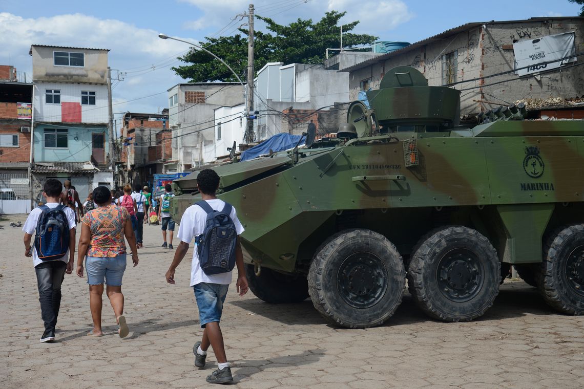 Fernando Frazão/Agência Brasil Rio de Janeiro - Fuzileiros Navais participam de operação de segurança na favela Kelson's, na zona norte do Rio de Janeiro (Fernando Frazão/Agência Brasil)
