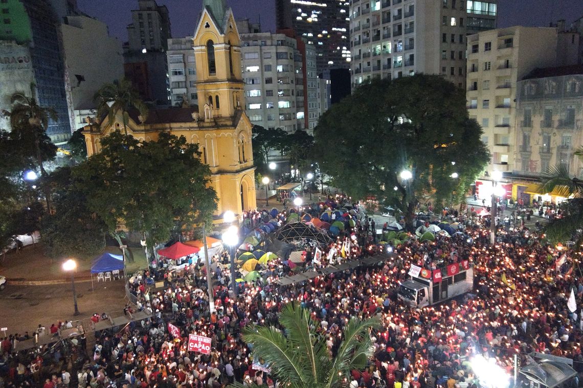 Resultado de imagem para Manifestantes fazem ato por moradia no Largo do Paissandu