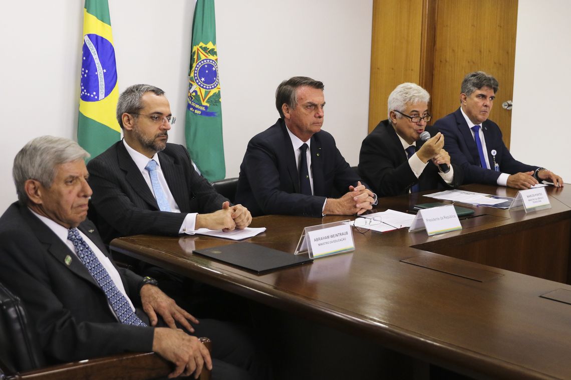 Valter Campanato/Agência Brasil O presidente Jair Bolsonaro, junto com os ministros da Educação, Abraham Weintraub, e da Ciência, Tecnologia, Inovações e Comunicações, Marcos Pontes, participa de videoconferência com escola atendida pelo programa Gesac.