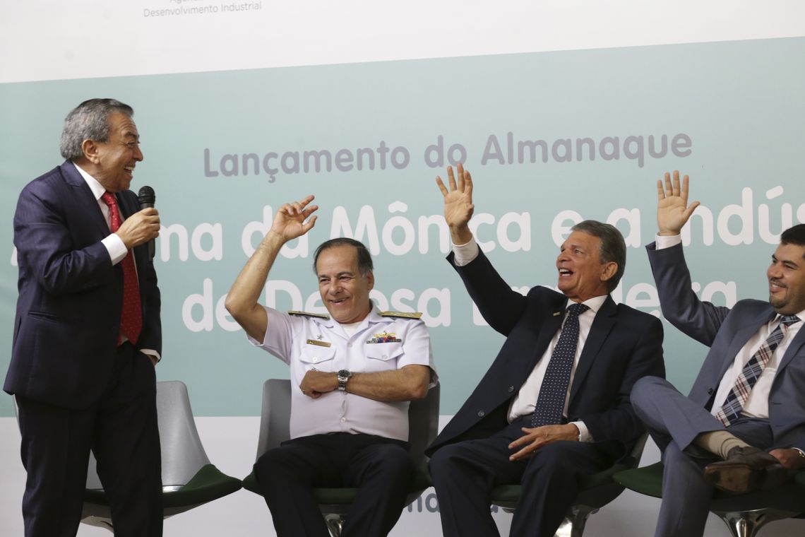 Antonio Cruz/Agência Brasil O Ministro da Defesa, Joaquim Silva e Luna e o escritor Mauricio de Souza, durante o lançamento do almanaque A Turma da Mônica e a Indústria de Defesa.