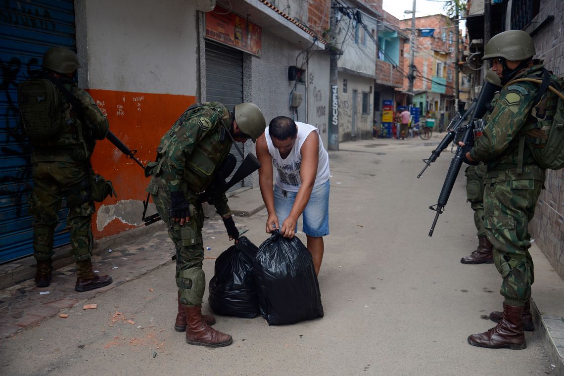 Fernando Frazão/Agência Brasil Rio de Janeiro - Fuzileiros Navais participam de operação de segurança na favela Kelson's, na zona norte do Rio de Janeiro (Fernando Frazão/Agência Brasil)