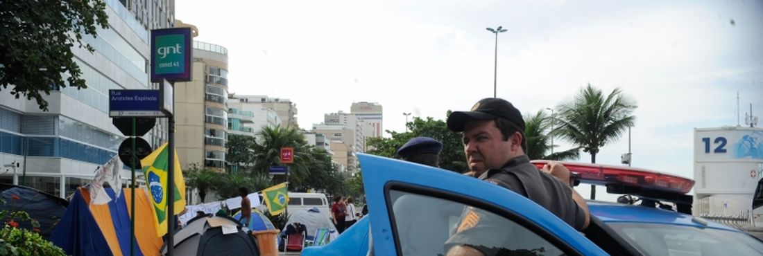 Manifestantes acampam em frente à casa de Sérgio Cabral, governador do Rio - 10 Manifestantes acampam em frente à casa de Sérgio Cabral, governador do Rio