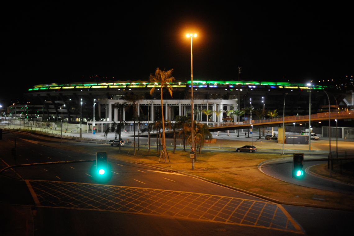 Tomaz Silva Rio de Janeiro - Na noite de hoje (04), faltando 100 dias para o início da Copa do Mundo, o estádio Mário Filho, Maracanã, foi iluminado de verde e amarelo.