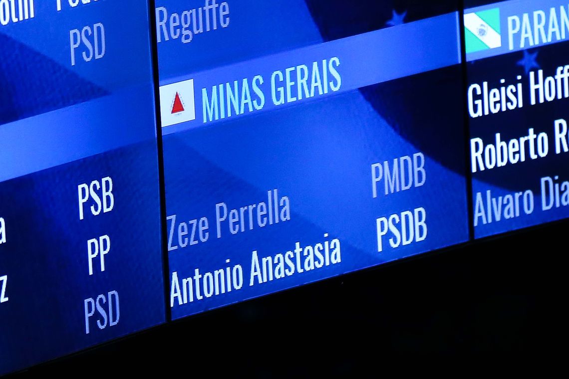 Marcelo Camargo/Agência Brasil Brasília - O nome do senador afastado Aécio Neves é retirado do painel do plenário do Senado (Marcelo Camargo/Agência Brasil)