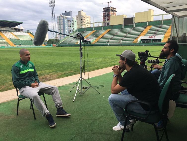 O cineasta Luís Ara durante a produção do documentário sobre o time do Chapecoense