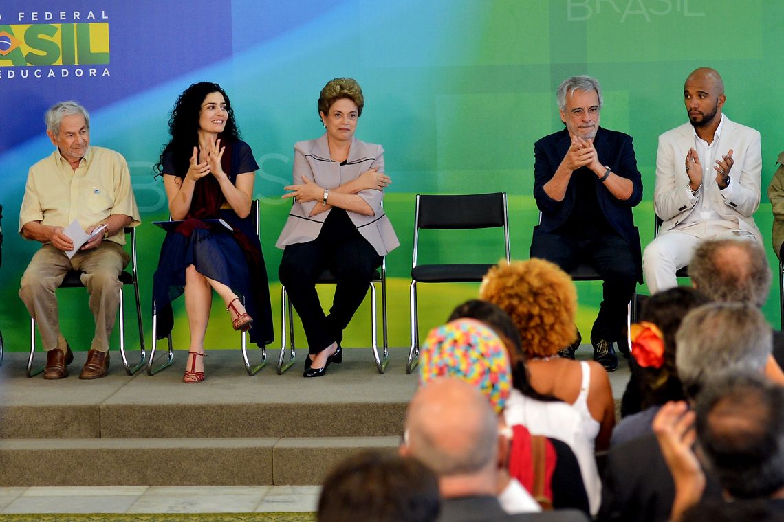 Antonio Cruz/Agência Brasil Brasília - A presidenta Dilma Rousseff, durante cerimônia no Palácio do Planalto, recebe apoio de intelectuais e artistas contra o processo de impeachment (Antonio Cruz/Agência Brasil)