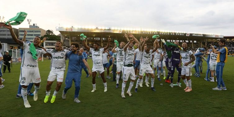 Direitos reservados/Cesar Greco - SE Palmeiras As comemorações pelo título começaram ainda em São Januário e só acabaram na madrugada de hoje em São Paulo