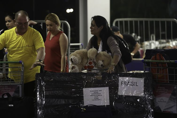 Médicos cubanos que atuavam no programa Mais Médicos embarcam no Aeroporto Internacional de Brasília rumo a Havana.