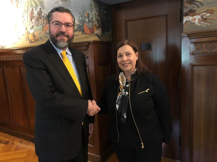 - O ministro Ernesto Araújo recebe, na Embaixada do Brasil em Washington, María Teresa Belandria - strong Divulgação/MRE /strong
