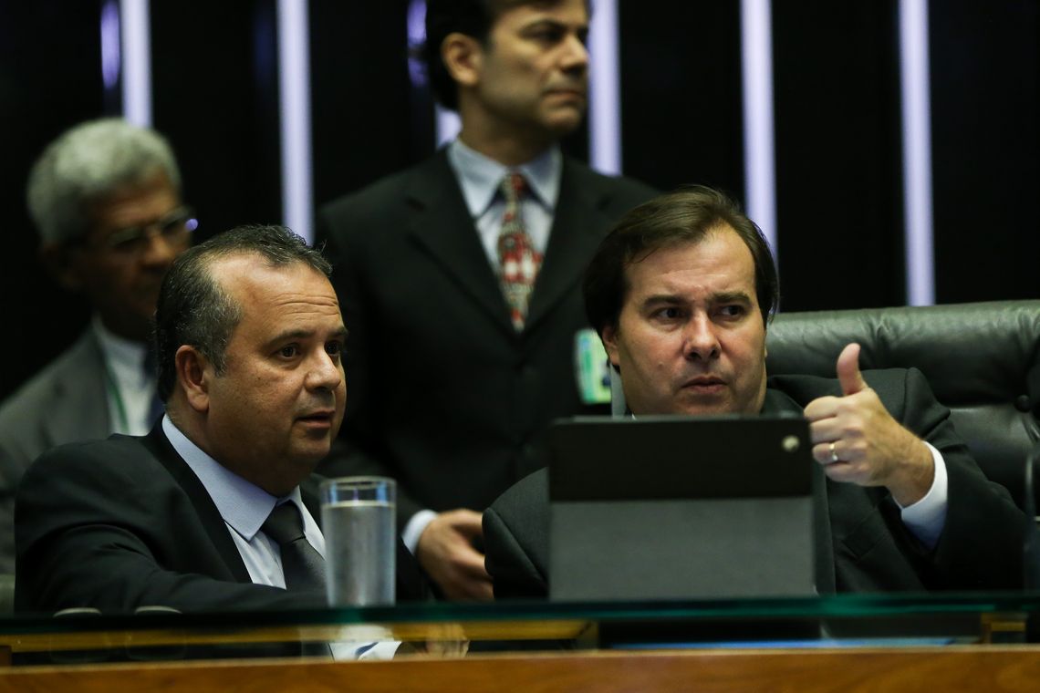 Marcelo Camargo/Agência Brasil Brasília - O relator da reforma trabalhista, Rogério Marinho, e o presidente da Câmara dos Deputados, Rodrigo Maia, durante sessão para votação da reforma (Marcelo Camargo/Agência Brasil)