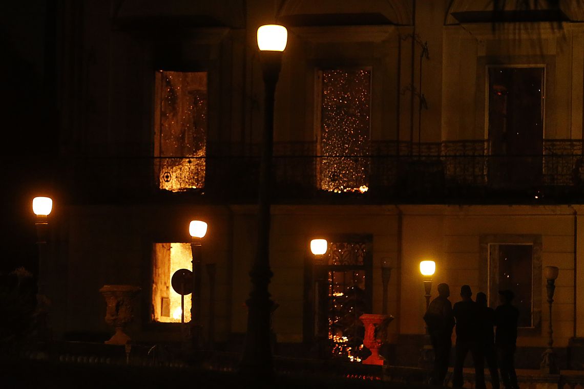 Tânia Rego/Agência Brasil Um incêndio de proporções ainda incalculáveis atingiu, no começo da noite deste domingo (2), o Museu Nacional do Rio de Janeiro, na Quinta da Boa Vista, em São Cristóvão, na zona norte da capital fluminense