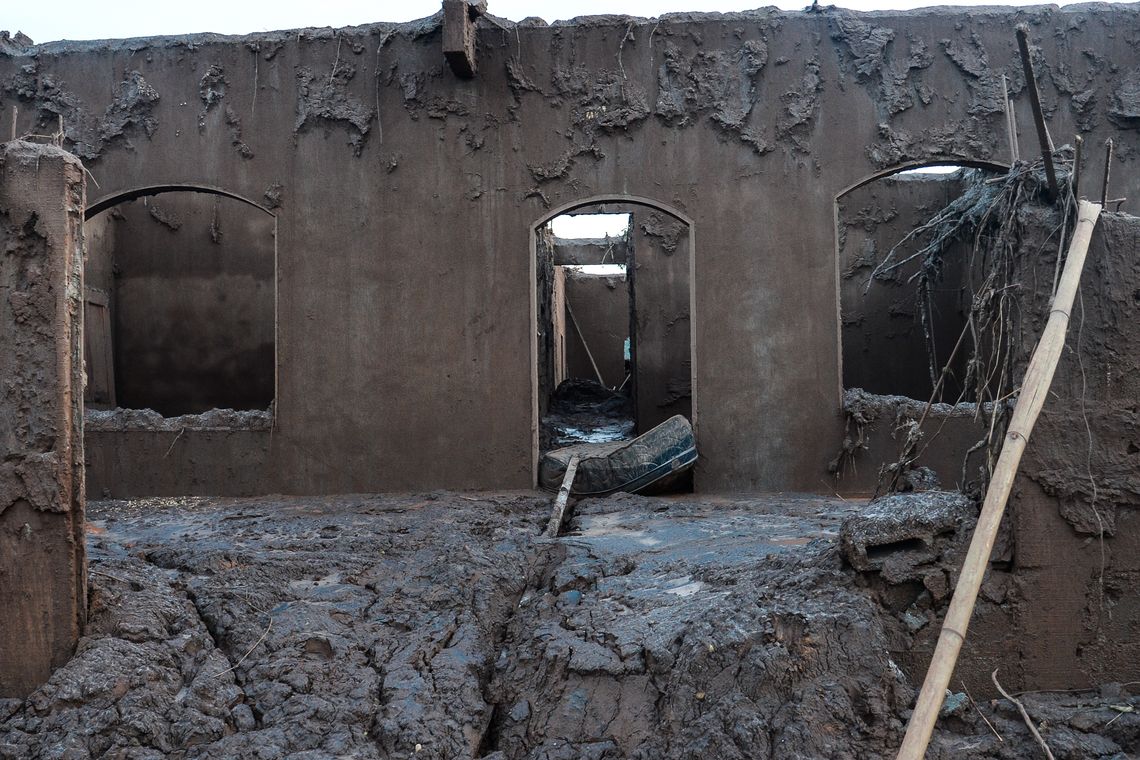 Antonio Cruz/ Agência Brasil Mariana (MG) - Rompimento de duas barragens da mineradora Samarco na última quinta-feira (5). Em meio ao cenário de muita lama, barro e destruição, o que restou lembra uma cidade fantasma (Antonio Cruz/Agência Brasil)
