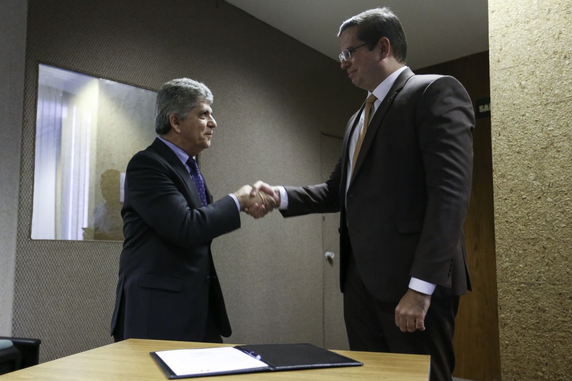 Fabio Rodrigues Pozzebom/Agência Brasil O presidente da Equatorial Energia, Augusto Miranda, e o diretor da Aneel, André Pepitone da Nóbrega, assinam o contrato de concessão do serviço de distribuição de energia elétrica no estado do Piauí com a Equatorial Energia.