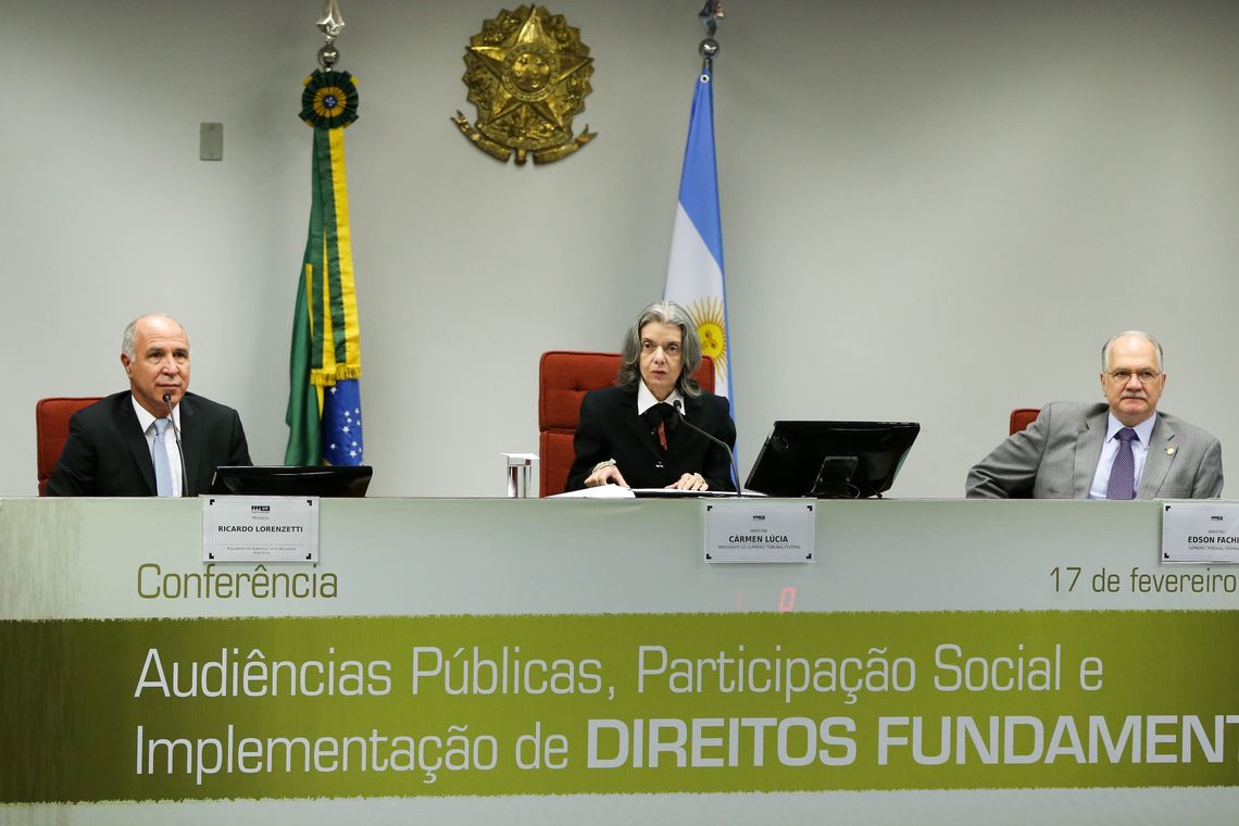 Marcelo Camargo/Agência Brasil Brasília - O presidente da Corte Suprema da Argentina, Ricardo Lorenzetti, a presidente do STF, Cármen Lúcia, e o ministro do STF Edson Fachin durante a palestra Audiências Públicas, Participação Social e Implementação de Direitos