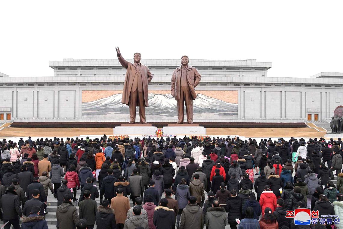 KCNA/REUTERS/direitos reservados Pessoas se reúnem nas estátuas dos líderes norte-coreanos Kim Il Sung e Kim Jong Il
