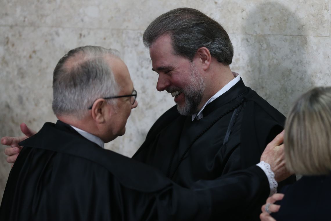 Fabio Rodrigues Pozzebom/Agência Brasil O ministro do STF Edson Fachin cumprimenta o novo presidente do Supremo Tribunal Federal (STF), ministro Dias Toffoli, durante sessão solene de posse.