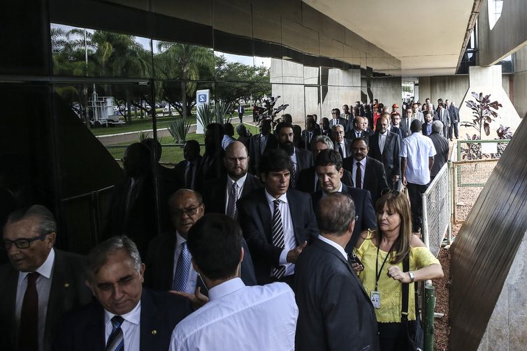Parlamentares  do PSDB chegam ao Centro Cultural Banco do Brasil (CCBB), para reunião com Bolsonaro e a equipe de transição.