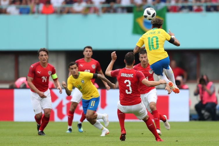 Neymar e Coutinho trocam passes entre quatro defensores austríacos