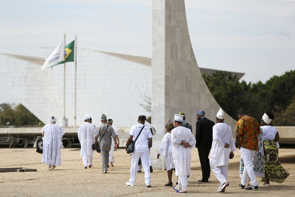 Marcelo Camargo/Agência Brasil Praticantes de religiões de matriz africana aguardam o início do julgamento, no STF, de recurso sobre a constitucionalidade do sacrifício de animais em cultos.