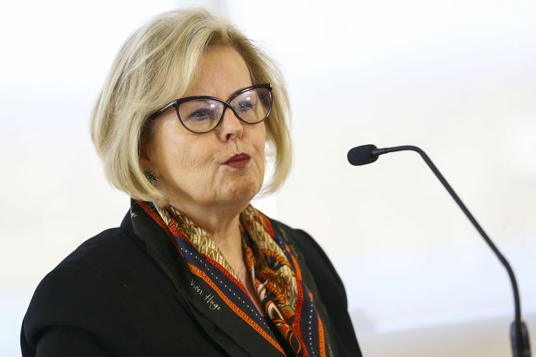 A presidente do Tribunal Superior Eleitoral (TSE), Rosa Weber, participa  da assinatura de acordo de cooperação técnica entre o Conselho Nacional de Justiça e o Tribunal Regional Eleitoral do Paraná sobre cadastros de improbidade e