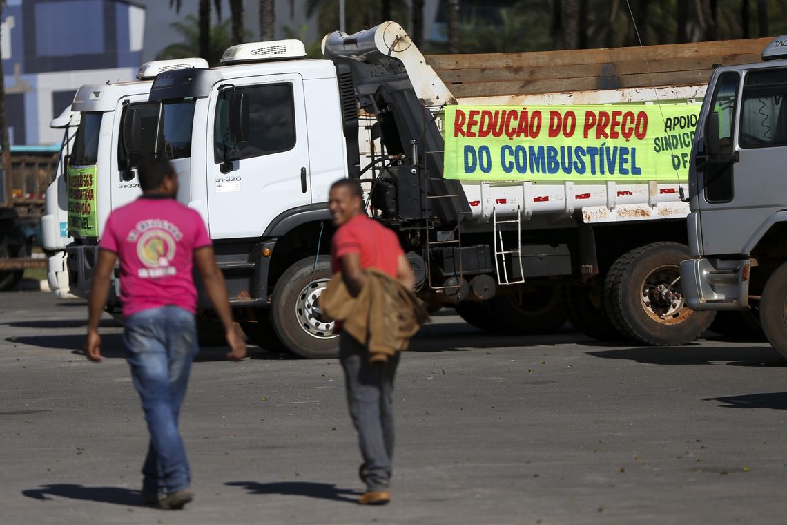Marcelo Camargo/Agência Brasil Caminhoneiros realizam protesto contra a alta no preço do combustível e uma resolução do Contran que obriga a colocar dispositivos de segurança nas caçambas.