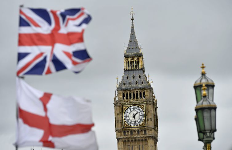 Bandeira do Reino Unido e da Inglaterra com o Big Ben ao fundo. Hoje os britânicos decidem, por meio do referendo Brexit, se o Reino Unido continua membro da União Europeia
