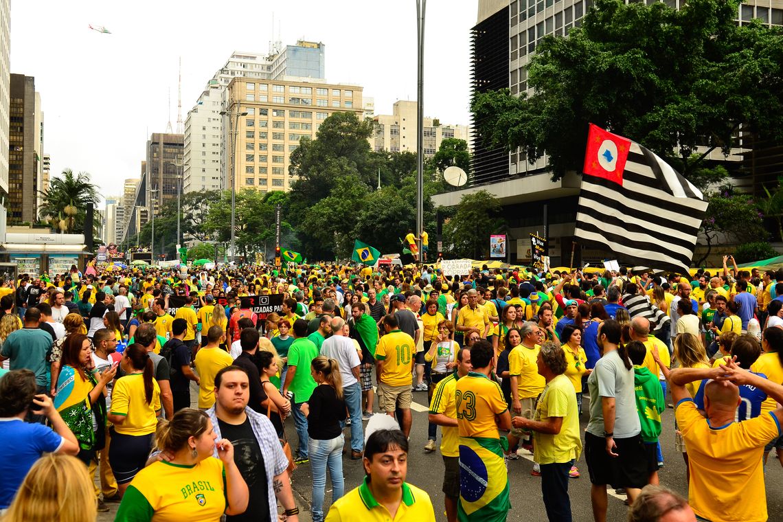 Rovena Rosa/Agência Brasil São Paulo - Manifestação na Avenida Paulista, região central da capital, contra a corrupção e pela saída da presidenta Dilma Rousseff (Rovena Rosa/Agência Brasil)