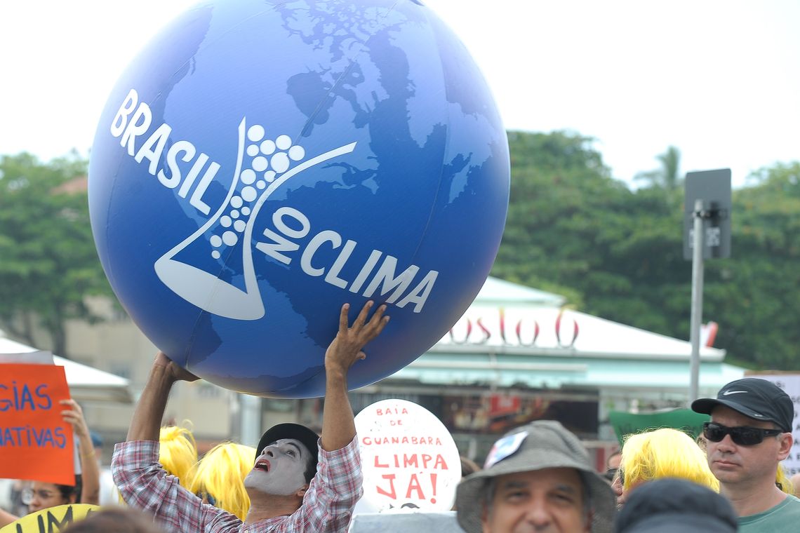 Rio de Janeiro - Manifestantes realizam a Marcha Global pelo Clima na orla do Rio chamando a atenção da população da cidade para a gravidade das mudanças climáticas globais.(Tomaz Silva/Agência Brasil)