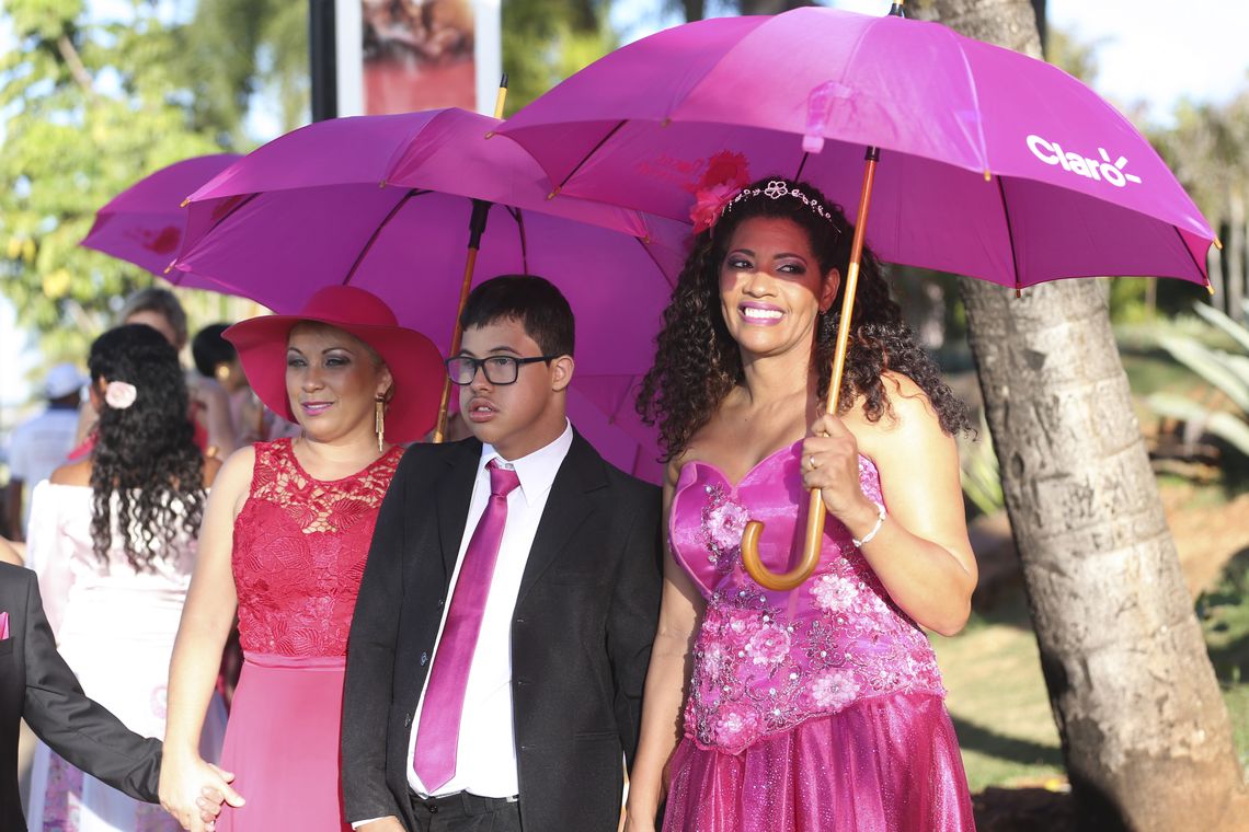 José Cruz/Agência Brasil Brasília - Mulheres com câncer de mama participam de desfile como parte das atividades do Outubro Rosa, mês de conscientização sobre a doença (José Cruz/Agência Brasil)